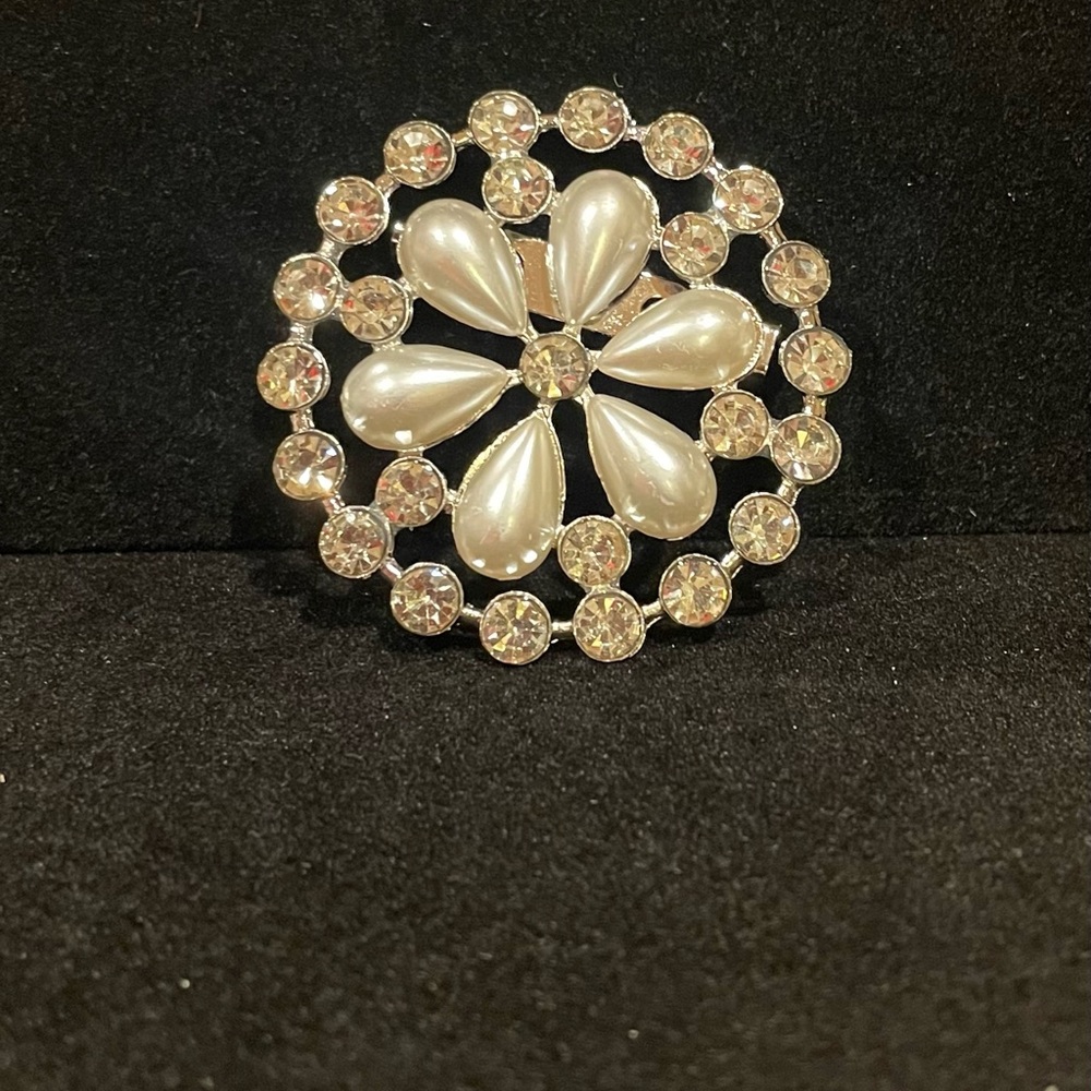 Pearl and Silver Circle Brooch - Picture 1 of 3